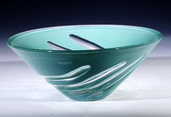 Schale Warf Kosta Boda Glass Bowl Signed: Göran Wärff (Entwurf), Kosta Boda, um 1990 - Farbloses Glas mit kräftiger Pulveraufschmelzung in opakem Türkis. Schliffornamente. Unterseite in Gravur bez.: Kosta Boda G. Wärff 59627. D. 22,5 cm