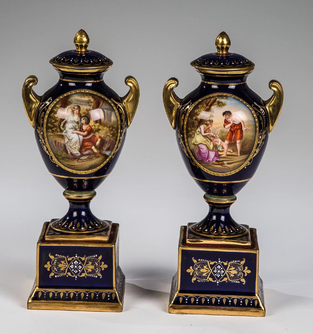 Zwei kleine Amphorenvasen mit mythologischen Szenen (1 of 1)