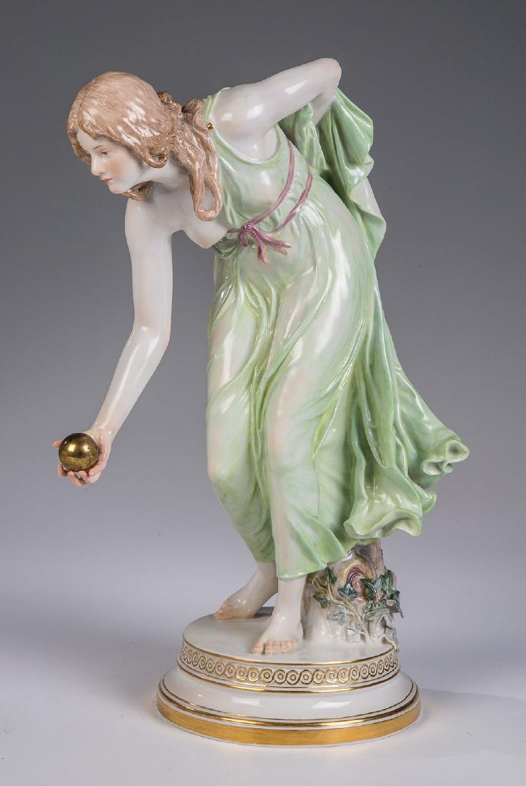 ''Kugelspielerin'': 'Kugelspielerin'' Walter Schott (Entwurf) 1897, Meissen (Ausführung), 1924 - 1933 Auf hohem profiliertem Rundsockel mit Baumstumpfstütze stehend. Bunte Aufglasurbemalung und sparsame Goldstaffage. B