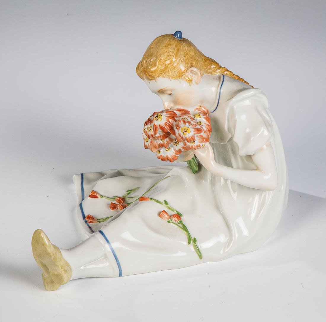 Sitzendes Mädchen mit Blumenstrauß (1 of 1)