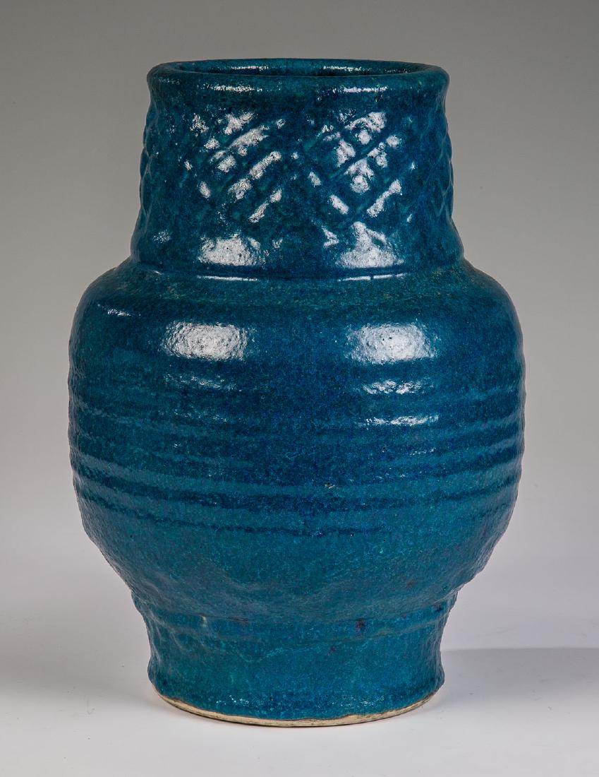 Große bedeutende Vase: Große bedeutende Vase Émile Lenoble, Choisy-le-Roi, um 1925 Heller Steinzeugscherben, blau-türkisfarben glasiert, mit Rillen- und Korbflechtrelief. Unterseite bez.: Künstlersignet (eingestempelt).