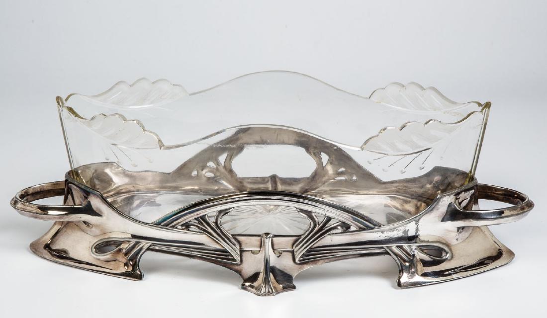 Jardiniere: Jardiniere Geislingen, WMF, um 1920 Versilbert. Rechteckige Form. Teils durchbrochen gearbeitete Wandung mit geometrischen Dekor verziert. Seitlich zwei Handhaben. Unterseite mit Firmenmarke und Beize