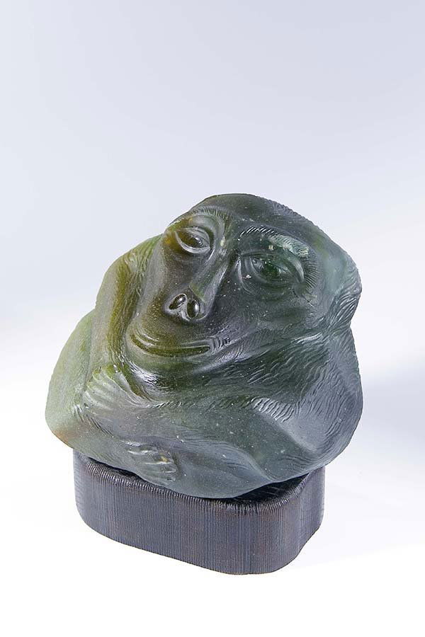 Tierplastik Scimmia Burger Milano Glass Sculpture: Erwin Walter Burger, Mailand, 1951. Aus einem massivem grünen Glasblock (waste glass) gearbeitete Plastik eines Affen. Matt geschnitten, teils geschliffen und poliert. In der polierten Bodenkugel in