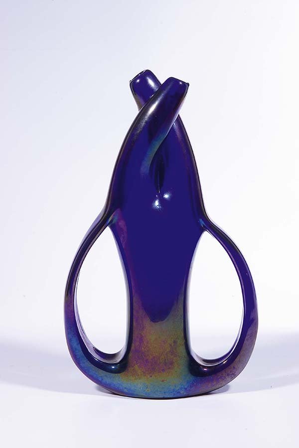 Vase Ferro A.Ve.M Murano Glass Modern Italy: Giorgio Ferro (Entwurf), A.Ve.M., Murano, 1952. Blaues Glas, irisiert. Zwei aneinander geschmolzene Röhrenhälse. H. 32,5 cm (74115002). Lit.: M. Barovier, Il Vetro di Murano alle Biennali 1895-1972,
