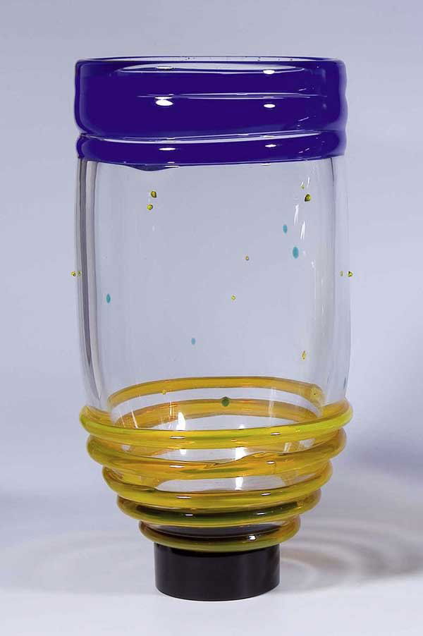 Vase Die solari Levanti Salviati Murano Glass: Arch. Giovanni Levanti (Entwurf), Salviati & Co., Murano 1993. Farbloses Glas. Mit plastischen Band- und Nuppenaufschmelzungen in Blau, Gelb und Grün. Unterseite in Vibrogravur bez.: Salviati. H. 35