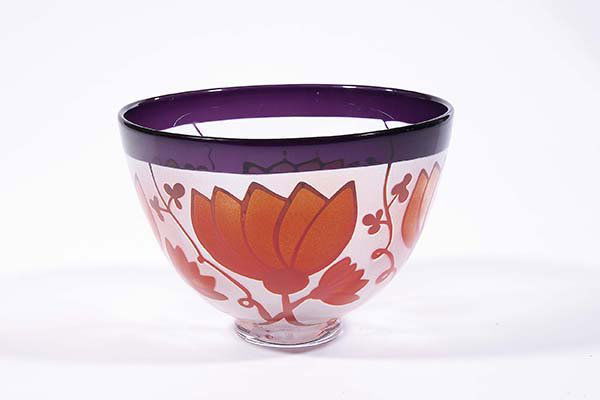 Vase Anneliese Vallien Kosta Boda Glass Murano: Bertil Vallien (Entwurf), Kosta Boda, 1986. Farbloses Glas, innen mit doppeltem Unterfang in Orange und Violett. Geätzter Dekor im Rapport: Pflanzenstilisation. Unterseite in Gravur bez.: Kosta Boda