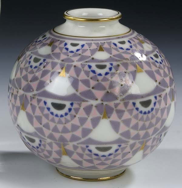 Kugelvase Sevres Stoneware Porcelain Art Deco: KugelvaseSèvres, 1929 - Dekor: Anne-Marie FontaineKugelform mit umlaufend rapportierendem geometrischem Dekor in bunter Unterglasurbemalung mit Goldstaffage. Bez.: unterglasurgraue Fabrikmarke (pâte