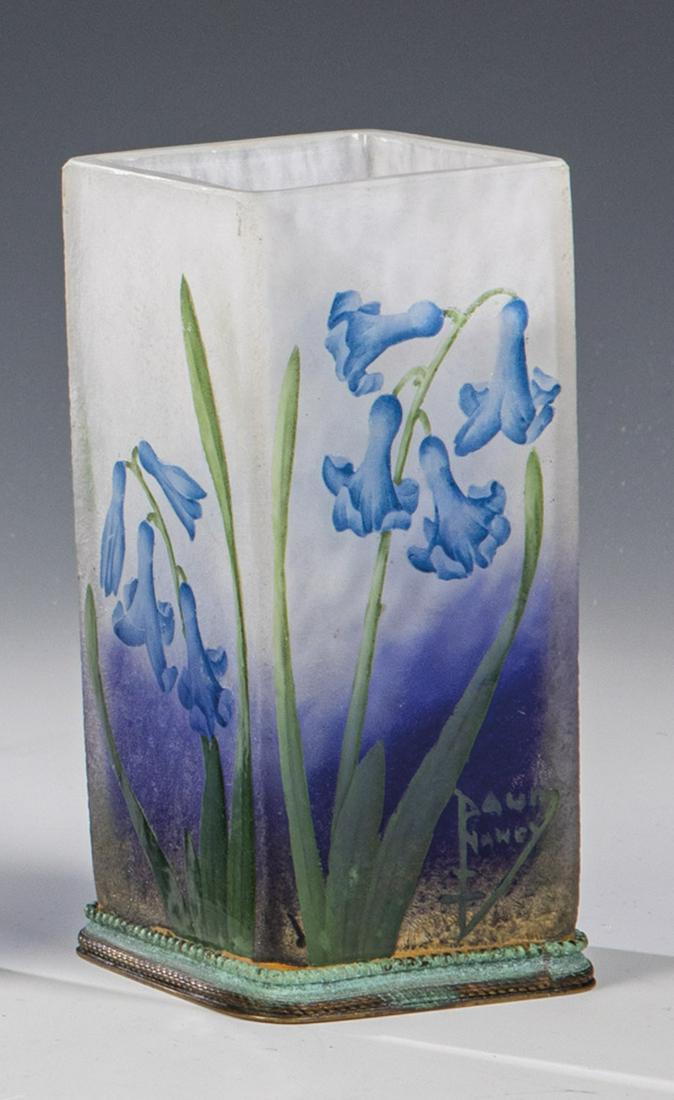 Vase mit Hyazinthen: Vase mit Hyazinthen Daum Frères, Nancy, um 1910 Farbloses Glas mit eingeschmolzenem Pulver in Weiß ud Kobaltblau. Umlaufend flach reliefiert geätzter Dekor mit bunter Emailbemalung: Blätter, Blüt