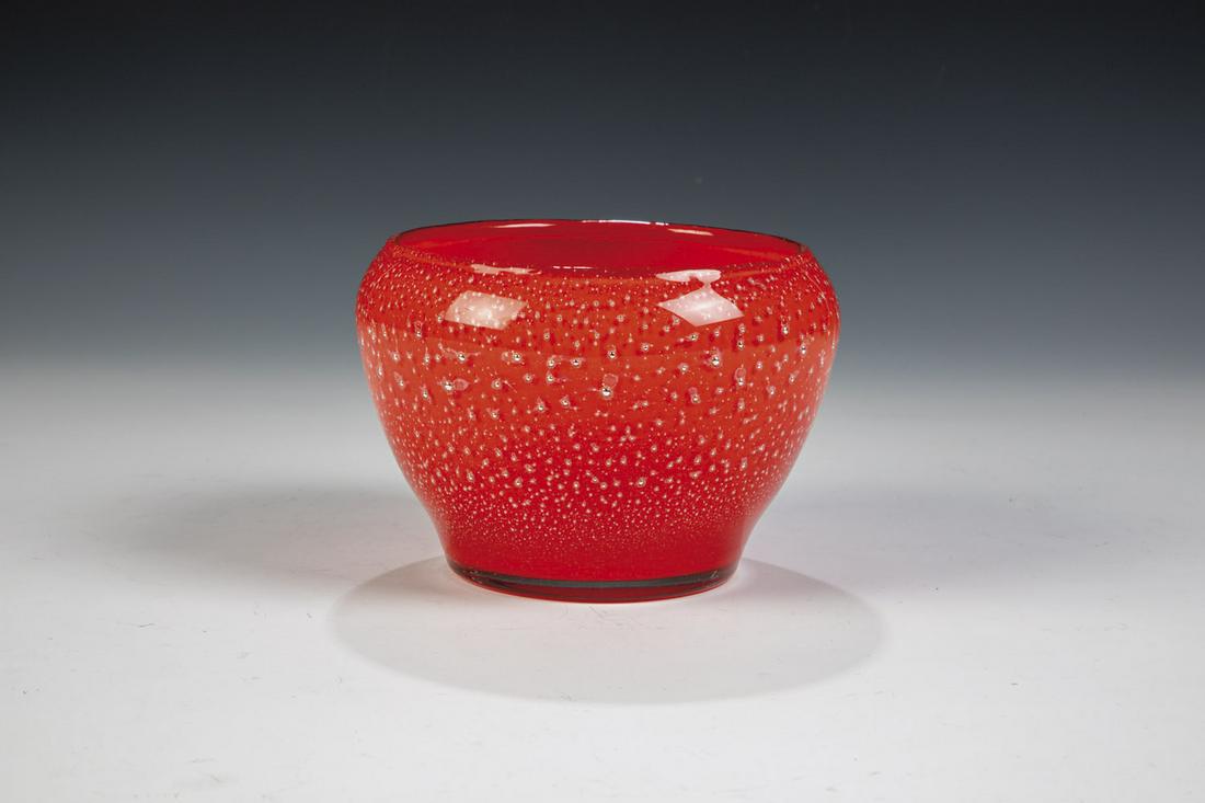 Seltene Vase ''kaiserrot Perlglas'': Seltene Vase ''kaiserrot Perlglas'' Otto Prutscher (Dekor), Loetz Wwe. Klostermühle, 1908 Rotes Glas, sog. ''kaiserrotes Perlglas''. Die farblose Deckschicht mit unregelmäßig eingearbeiteten massiv