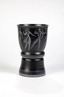 Seltene Pokalvase: Seltene Pokalvase Hilda Jesser (Formentwurf), Reni Schaschl (Dekorentwurf), Wiener Werkstätte, um 1917 Schwarzviolettes Glas mit grauweißer Emailbemalung. Umlaufender stilisierter Dekor: Tänzerinne