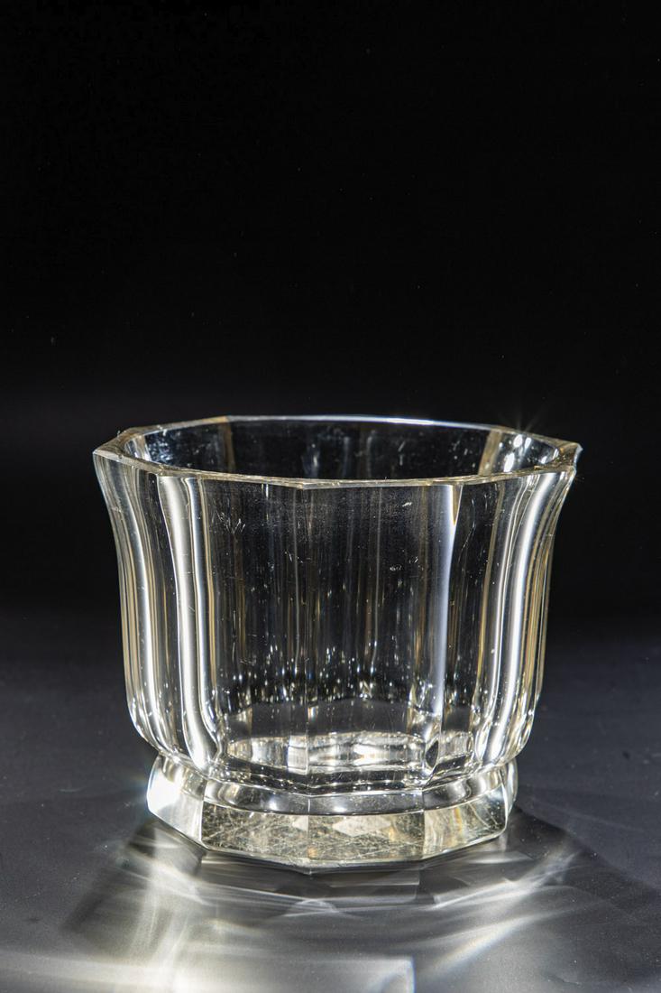 Vase: Vase L. Moser, Karlsbad, wohl für die Wiener Werkstätte, um 1922 Farbloses Glas mit Schälschliff. H. 15 cm Eine vergleichbare Vase von Josef Hoffmann (mit anderer Fußform) ist abgebildet in: J. Me