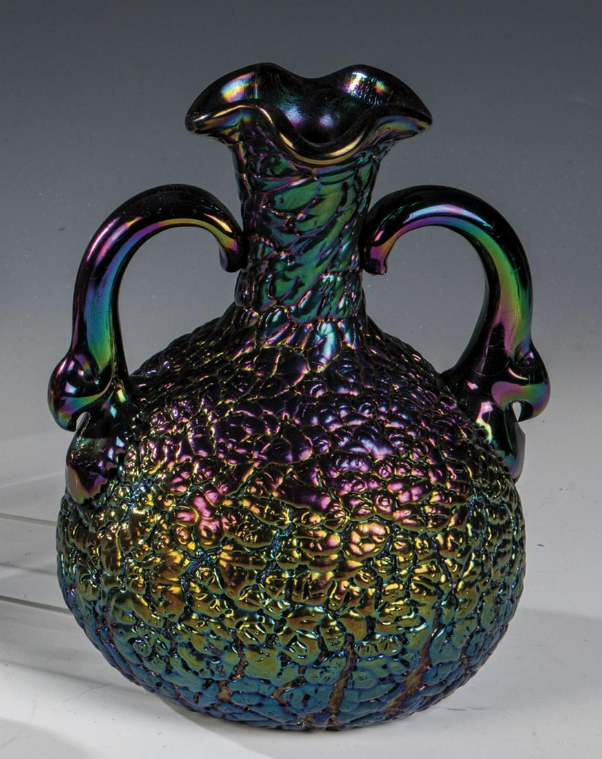 Zierhenkelvase: Zierhenkelvase Thomas Webb & Sons, Dennis Hall bei Stourbridge/Worcestershire, um 1900 Grünes Glas mit silbergelber Kröseleinschmelzung, in Wasser abgeschreckt und überschmolzen. Vierpassiger Münd