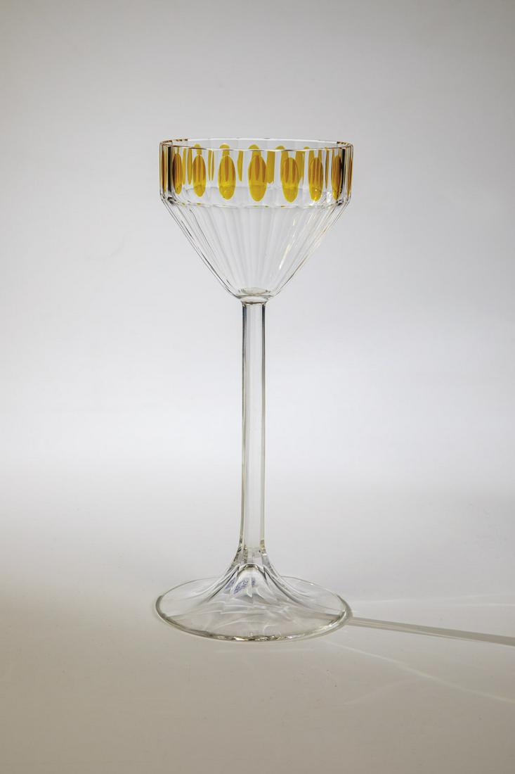 Seltenes Weinglas: Seltenes Weinglas Otto Prutscher (Entwurf), Meyr's Neffe, Adolf, um 1909 Farbloses Glas. Kuppa mit 20-fachem, Fuß und Stiel mit 10-fachem Schälschliff. Fries mit zwanzig gelbgebeizten Oliven. H. 21