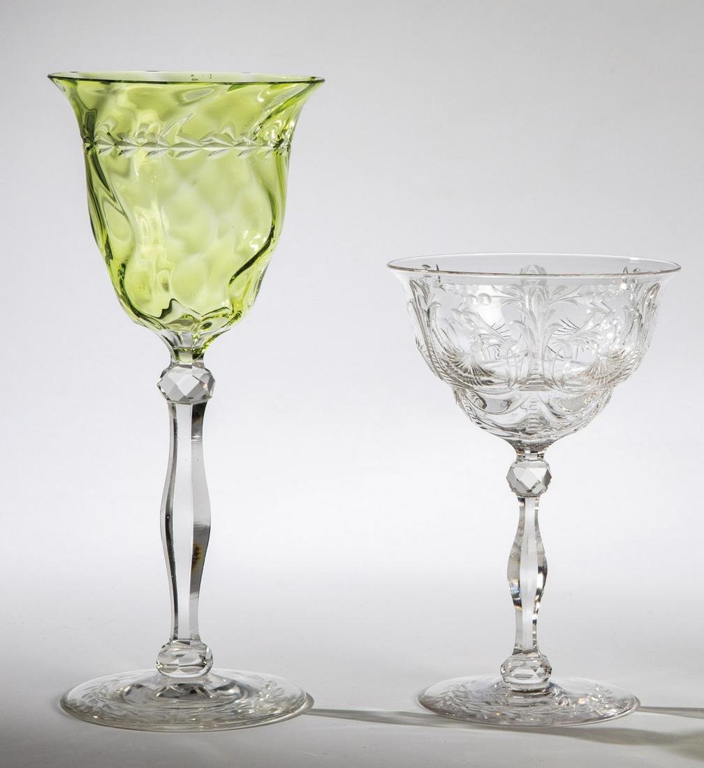Zwei Weingläser: Zwei Weingläser Thomas Webb & Sons, Dennis Hall bei Stourbridge / Worcestershire, 1920er Jahre Farbloses, teils wellenoptisch geblasenes, grün unterfangenes Glas. Stängel facettiert geschliffen. St