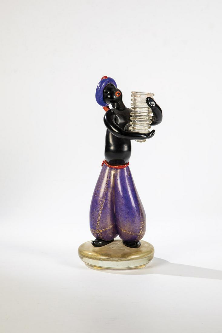 Mohrenknabe mit Vase: Mohrenknabe mit Vase Vetreria Gino Cenedese, 1960er Jahre Klar- und Farbglas mit Goldfolienaufschmelzung, frei geformt und zusammengeschmolzen. Mit herstellungsbedingter Spannung an der Hutschleife. O