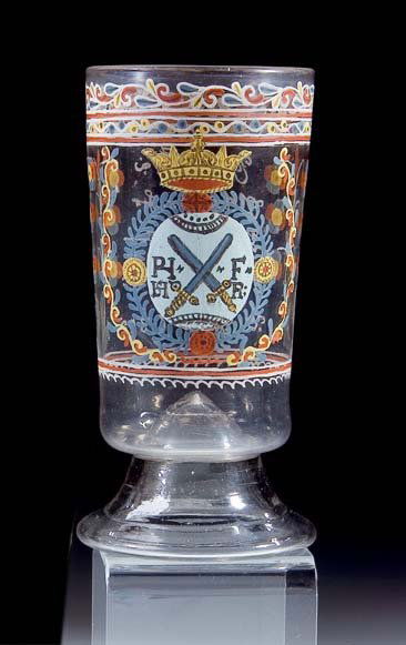 Humpen Black Forrest? Glass Tankard Historism Old: Schwarzwald oder Allgäu, 1773Zylindrische Wandung mit trompetenförmigem, gestauchtem Stand mit hochgestochenem Boden. Frontal polychrom gemalte, bekrönte, von Spiralranken gerahmte Kartusche mit ge