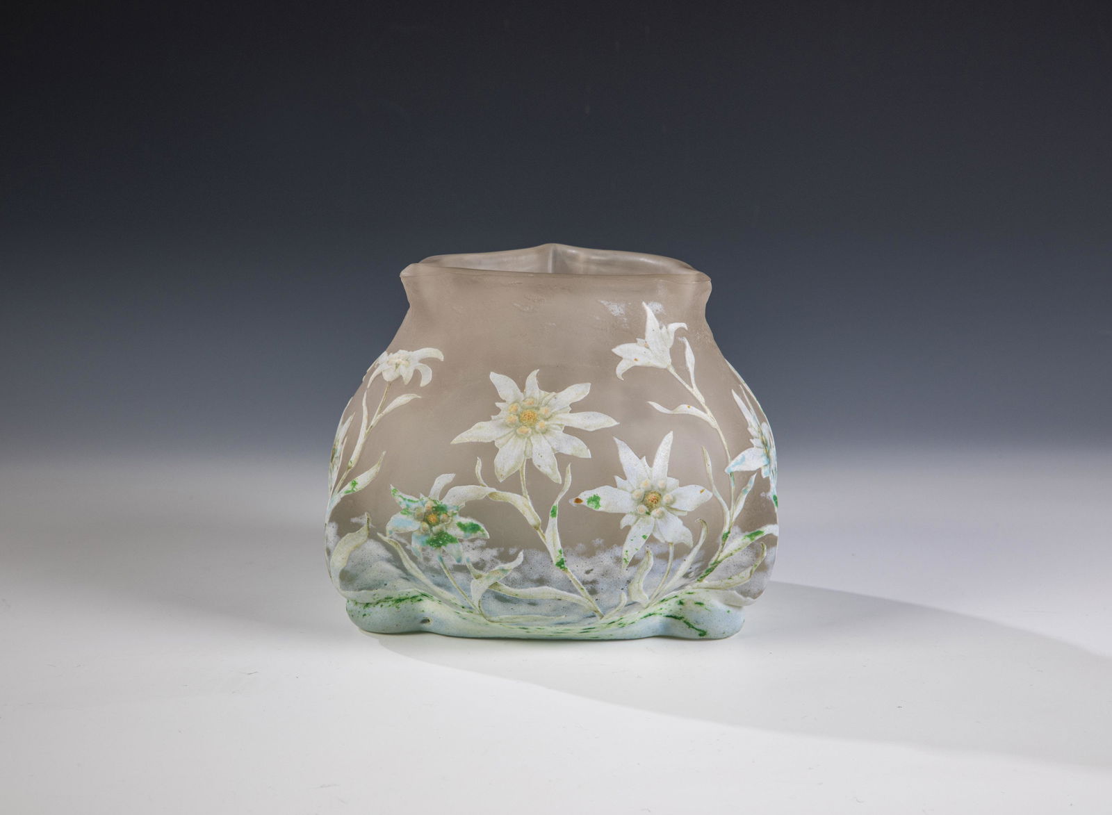 Seltene Vase mit EdelweiÃŸ: Seltene Vase mit EdelweiÃŸ Daum FrÃ¨res, Nancy, um 1900 Farbloses Glas mit Pulveraufschmelzung in Eisblau, WeiÃŸ und GrÃ¼n. Reliefiert geÃ¤tzter Dekor: EdelweiÃŸ. Binnenzeichnung in bunten