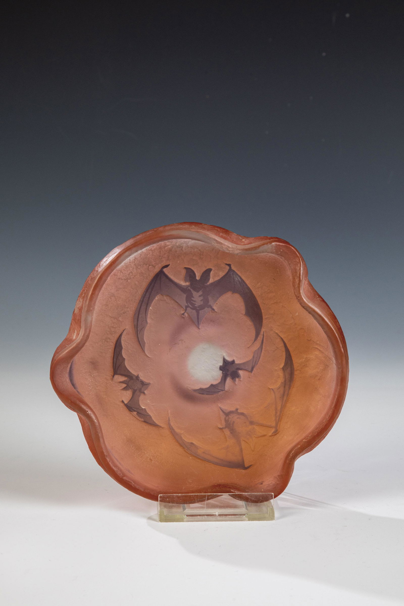 Kleine Schale mit FledermÃ¤usen: Kleine Schale mit FledermÃ¤usen Daum FrÃ¨res, Nancy, um 1900 Farbloses Glas, doppelt Ã¼berfangen in Lachsrosa und Lila, lila Ã¼berfangen. Im Schaleninneren mit reliefiert geÃ¤tztem Dekor: vi