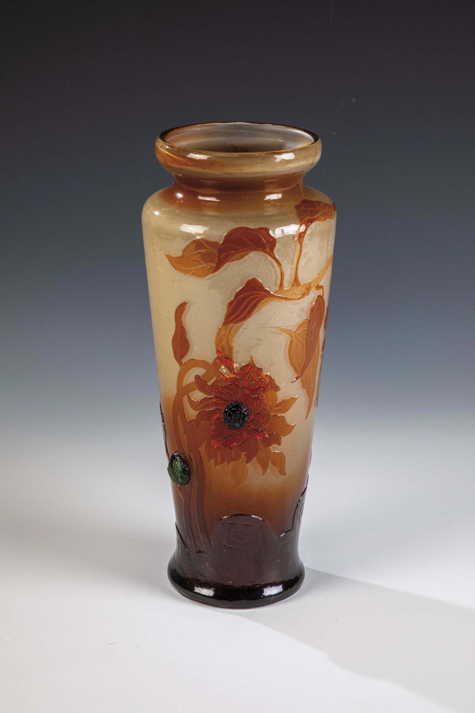 Vase mit Sonnenblumen: Vase mit Sonnenblumen Emile GallÃ©, Nancy, um 1898 Farbloses, innen mattiertes Glas, orangebraun Ã¼berfangen. Zwischen den Schichten partiell Einschmelzungen von gerissener silberfarbener Metallfo