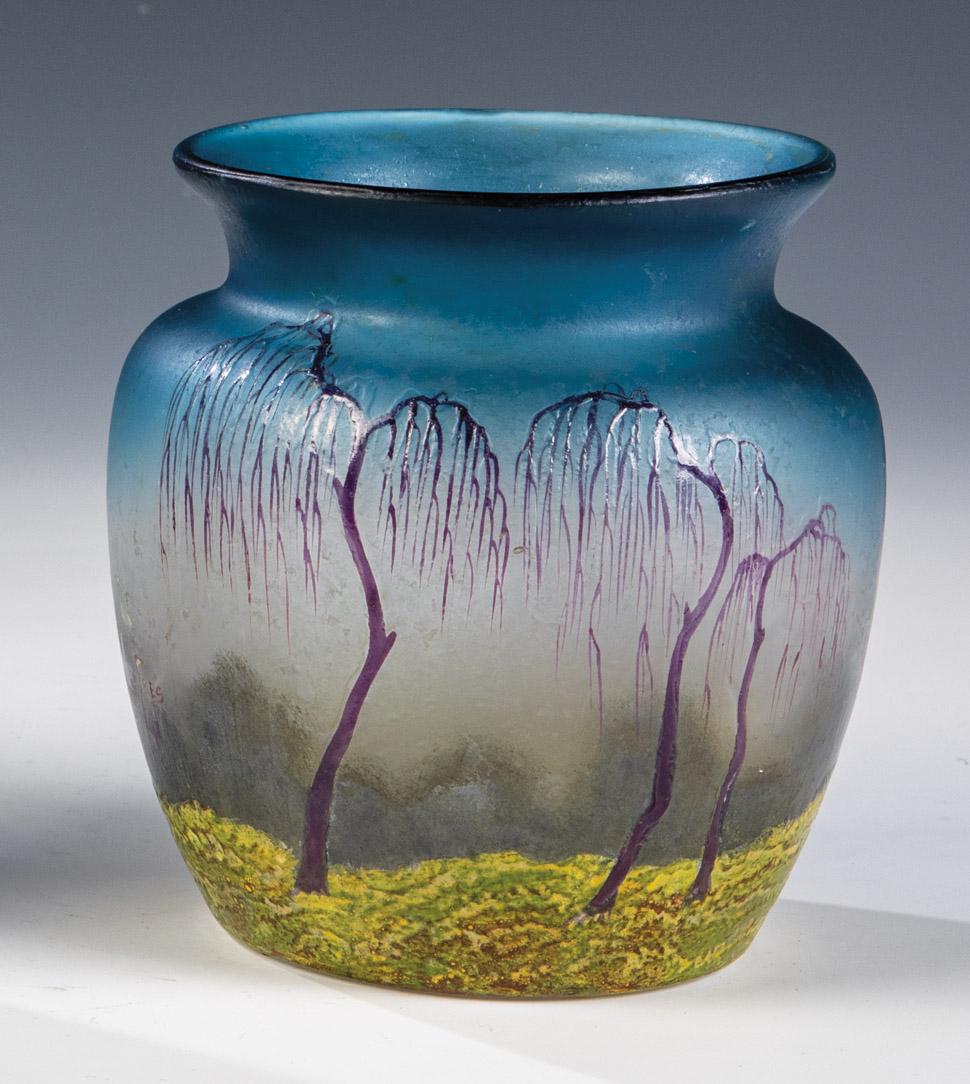 Vase mit Baumlandschaft: Vase mit Baumlandschaft Muller FrÃ¨res, LunÃ©ville, um 1920 Farbloses Glas, verlaufend blau unterfangen. Reliefiert geÃ¤tzter und in bunten Emailfarben bemalter Dekor: Baumlandschaft. Wandung be