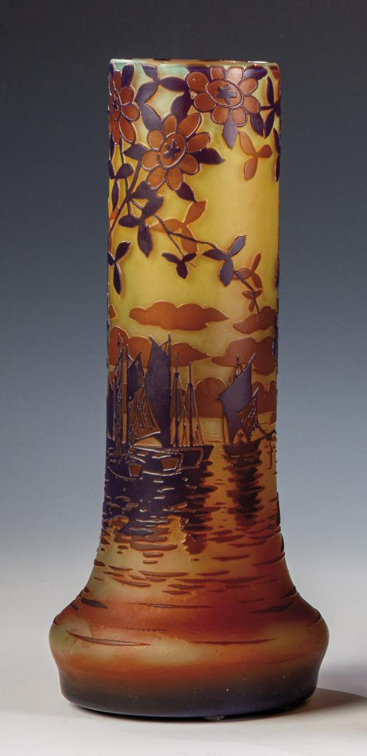Stangenvase mit Segelschiffen: Stangenvase mit Segelschiffen Camille TutrÃ© de Varreux (Entwurf), Cristallerie de Pantin, Pantin / Seine, 1908 - 1914 Farbloses Glas, mit opalisierend gelbem Unterfang, zweifach Ã¼berfangen in Or