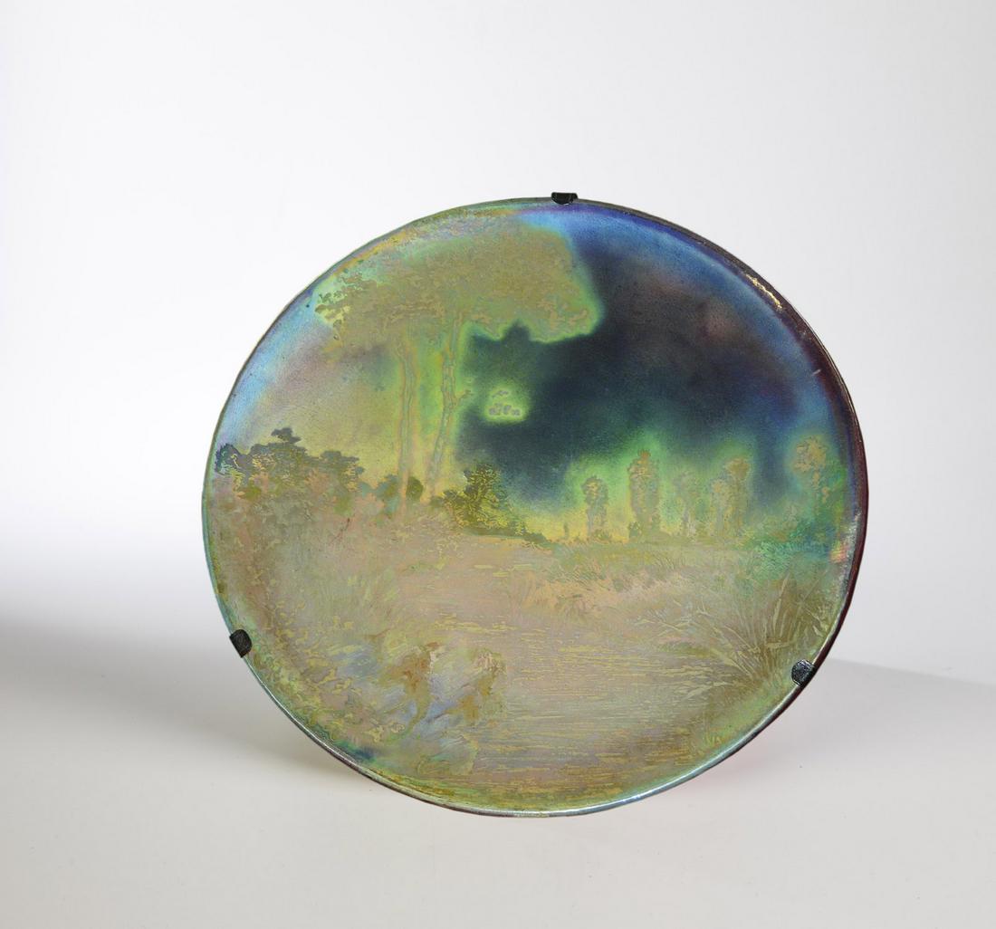 GroÃŸer Wandteller mit Baumlandschaft: GroÃŸer Wandteller mit Baumlandschaft HonorÃ© Delphin Massier, Vallauris, um 1900 Flach gemuldete, runde Form. Grauer Steinzeugscherben. Dekor: Baumlandschaft in violetten, grÃ¼nen, blauen, gold