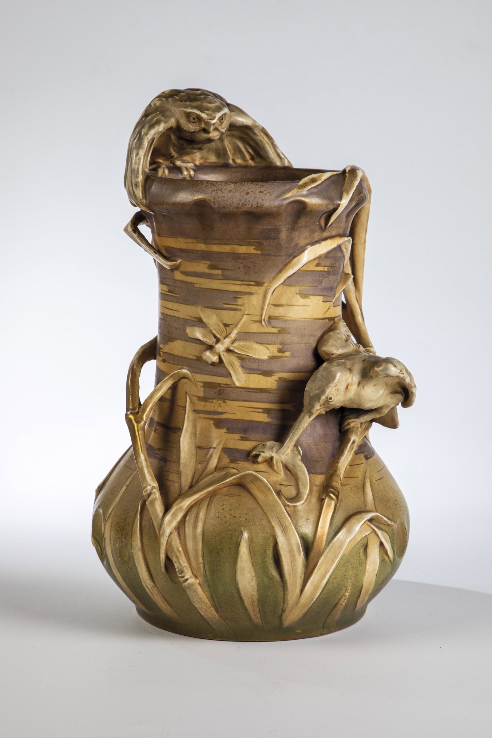 GroÃŸe Vase mit Eisvogel und KÃ¤uzchen: GroÃŸe Vase mit Eisvogel und KÃ¤uzchen ''Amphora'' - Werke, Riessner, Stellmacher & Kessel, Turn-Teplitz/BÃ¶hmen, um 1900 - 1905 Hartsteingut. Staffiert in Mattgrau, -grÃ¼n und -violett. Parti