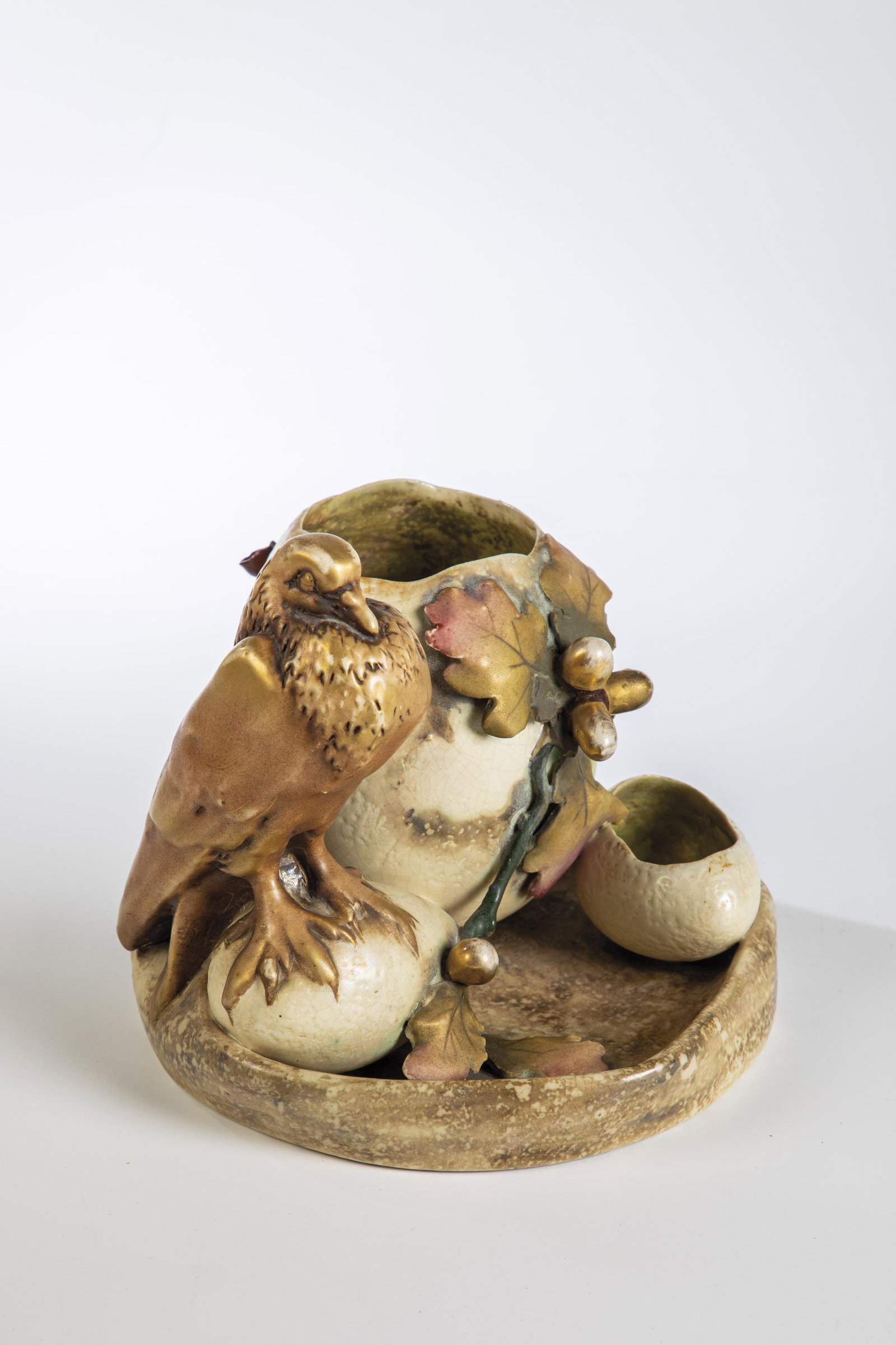 Schale mit Vasen und Taube: Schale mit Vasen und Taube ''Amphora'' - Werke, Riessner, Stellmacher & Kessel, Turn-Teplitz/BÃ¶hmen, um 1899/1900 Hartsteingut, beigefarben glasiert. Farbige Bemalung mit Goldstaffage. Min. rest.. 