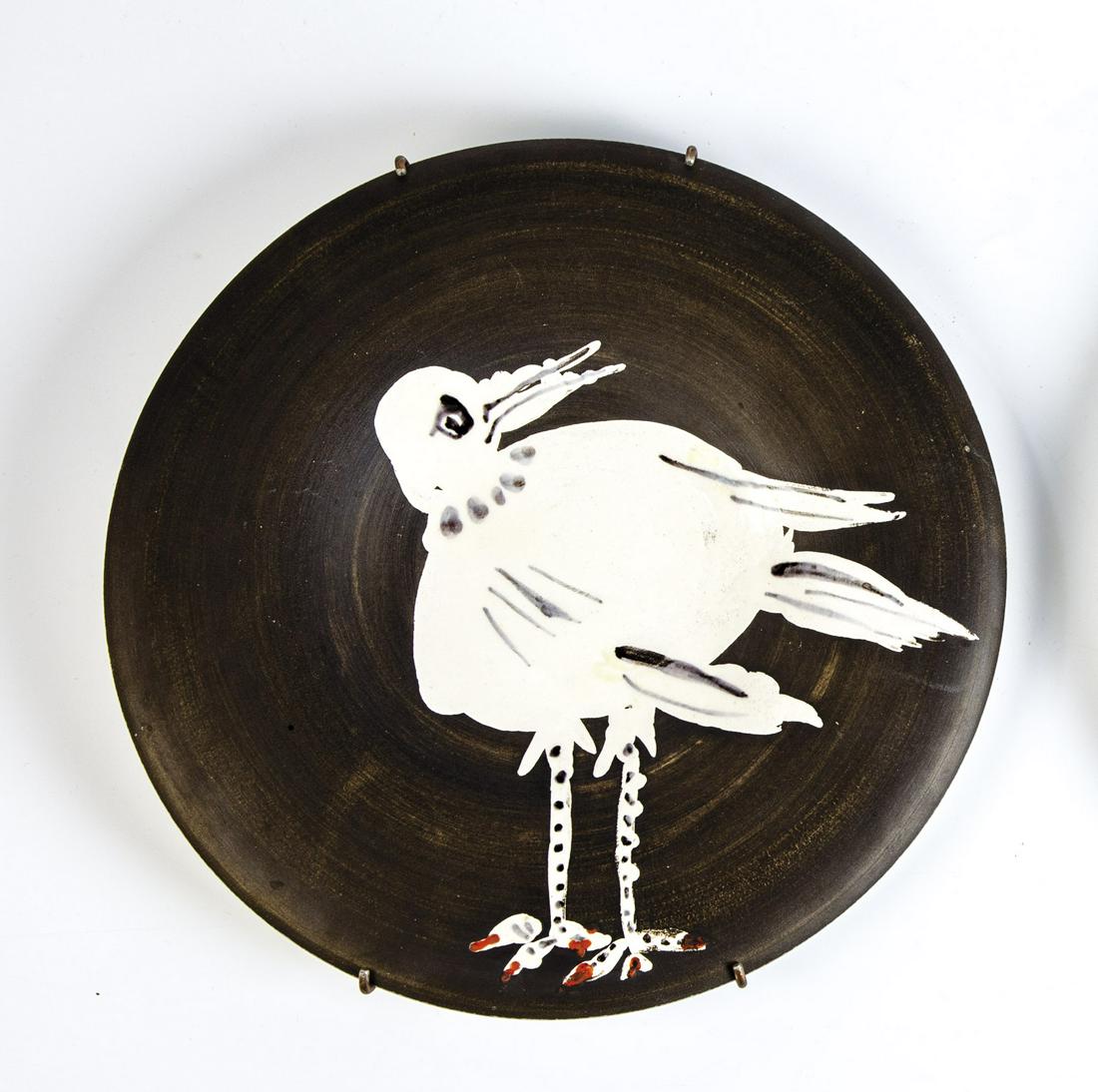 Teller ''Oiseau NÂ° 93'': Teller ''Oiseau NÂ° 93'' Pablo Picasso (Entwurf), Madoura, Vallauris, 1963 Steingutscherben. Auf mattschwarzem Fond weiÃŸ glasierter Dekor. Teils Ã¼berdekoriert in orangebrauner und schwarzer Un