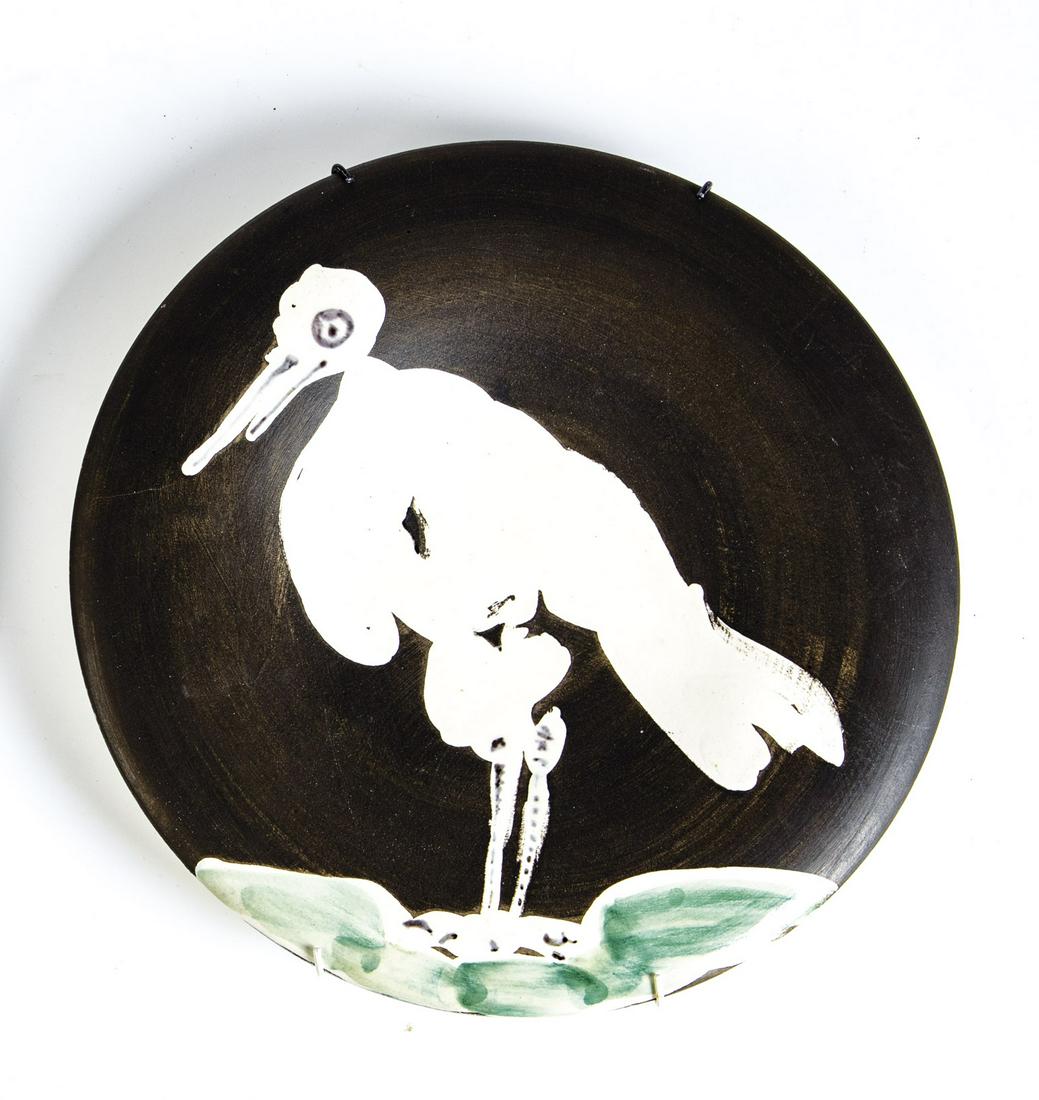 Teller ''Oiseau NÂ° 83'': Teller ''Oiseau NÂ° 83'' Pablo Picasso (Entwurf), Madoura, Vallauris, 1963 Steingutscherben. Auf mattschwarzem Fond weiÃŸ glasierter Dekor. Teils Ã¼berdekoriert in grÃ¼ner und schwarzer Unterg