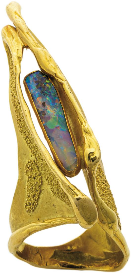 Gelbgoldring mit Schwarzopal: Gelbgoldring mit Schwarzopal Wurzbacher, Berlin 750-er Gelbgold, ca. 16,1 g. Originelle Formgebung mit speerartigen Ringschultern einem Schwarzopal mit rot-blau und grÃ¼nem Farbreflexen umschlieÃŸ