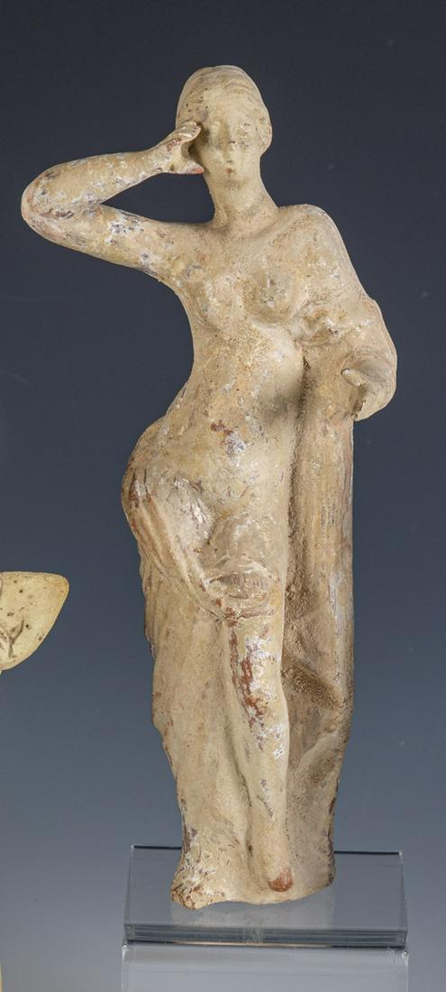 Statuette: Statuette Hellenistisch, 3. - 2. Jahrhundert v. Chr. Stehender weiblicher Akt mit um die HÃ¼ften gelegtem Chiton. Terrakotta. H. 22,5 cm.