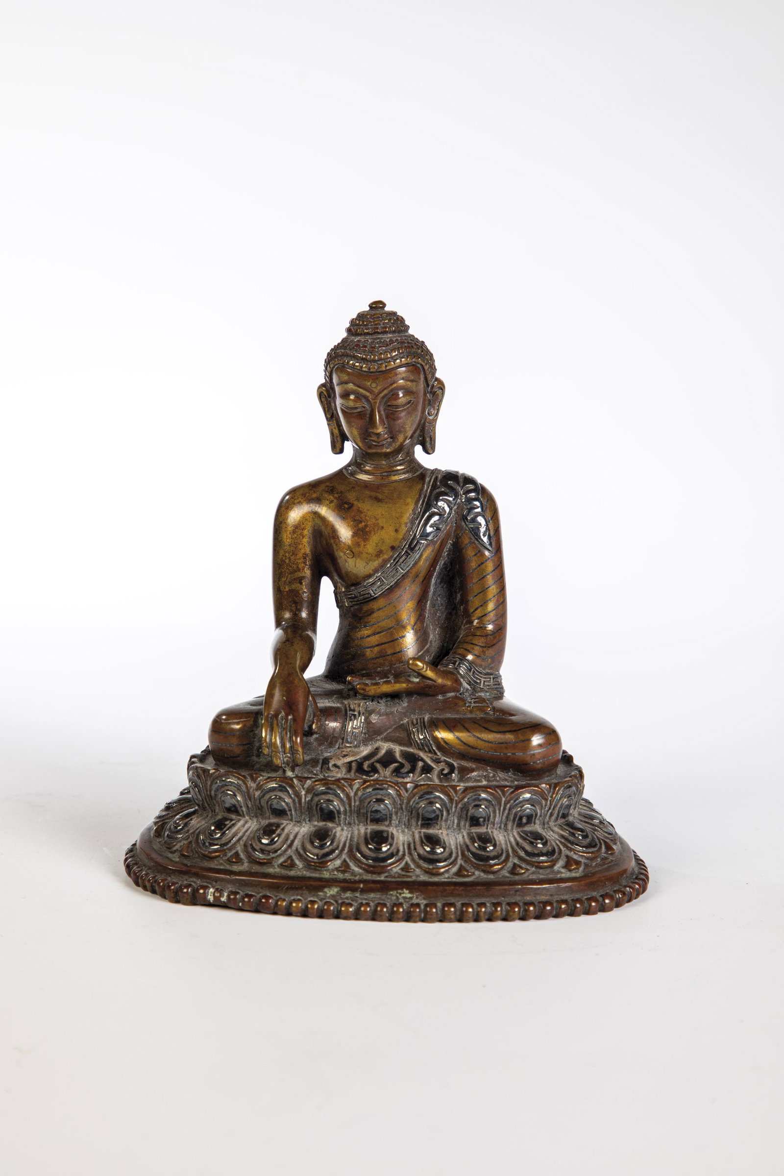 Buddha: Buddha Tibet 19./20. Jahrhundert Buddha auf einem Lotusthron sitzend mit ErdberÃ¼hrungs- und Musegeste. Bronze partiell versilbert. H. 12,5 cm.