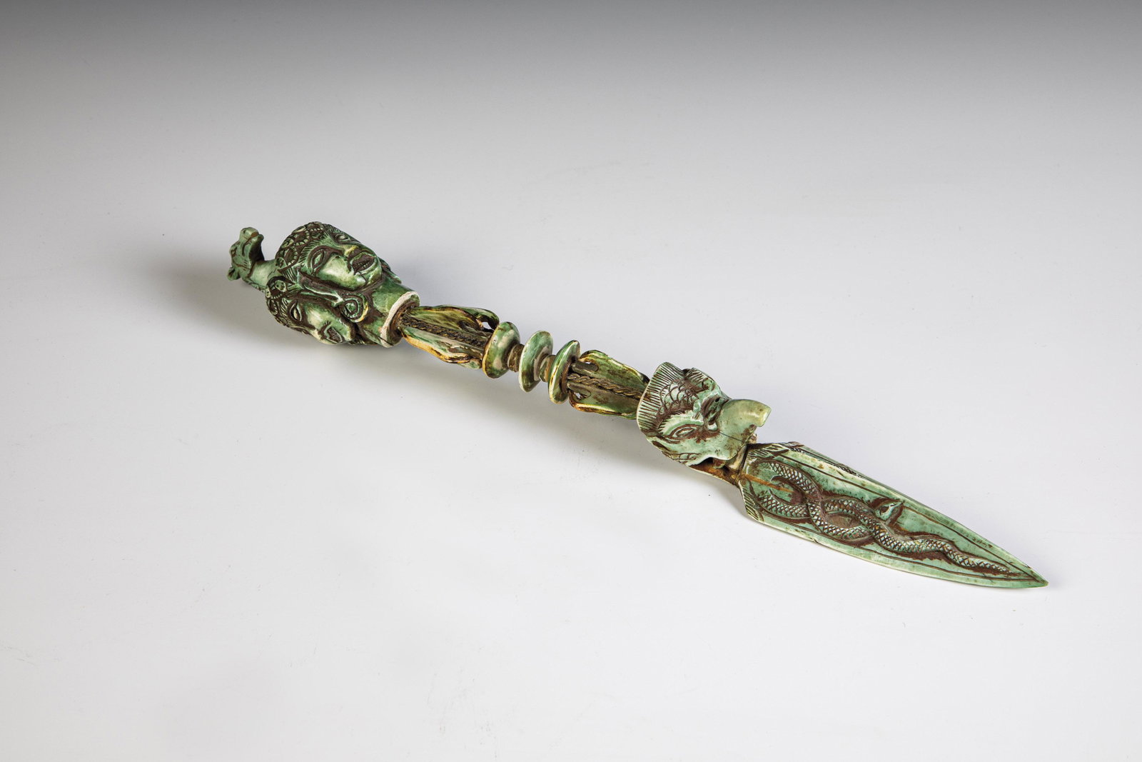 Phurba: Phurba Tibet/Nepal, 19. /20. Jahrhundert Ritualgegenstand mit figÃ¼rlichem Schnitzdekor. Bein patiniert. L. 33,5 cm.