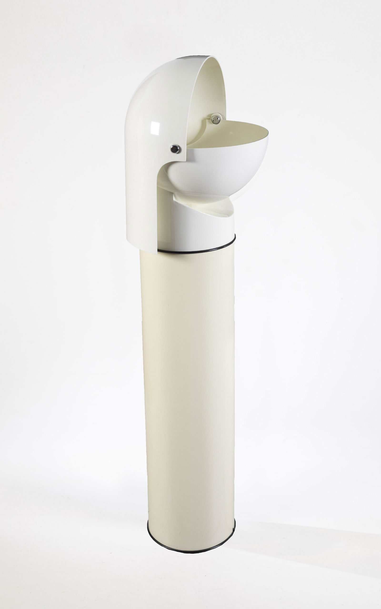 Stehleuchte Pileo Mezzo Pileo: Stehleuchte Pileo Mezzo Pileo Italien, Artemide 1970er Jahre Elfenbeinfarbenes Plastik, elektrifiziert. Entwurf von Gae Aulenti (1927-2012). Bodenseitig gemarkt. H. 131.