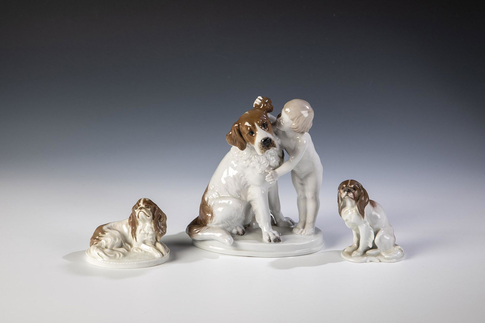 Drei Porzellanfiguren: Drei Porzellanfiguren: "Geheimnis", "King-Charles-Hund" (sitzend und liegend) Max Hermann Fritz (Entwurf) 1933, Dorothea Moldenhauer (Entwurf) um 1923, Fritz Diller (Entwurf) 1913, Rosenthal (AusfÃ¼