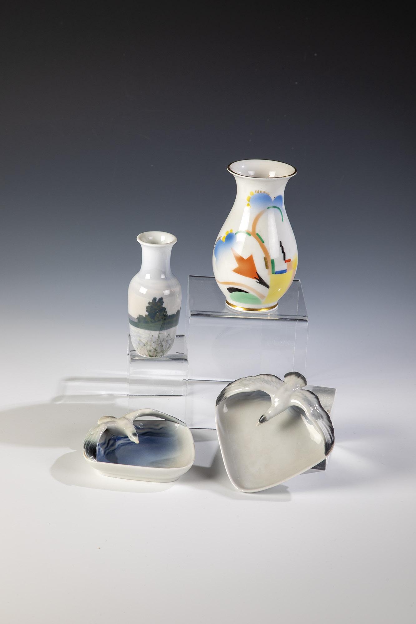 Zwei Vasen und zwei Schalen: Zwei Vasen und zwei Schalen Rosenthal und Metzler & Ortloff, 20. Jh. Bunte Unterglasurbemalung bzw. bunter, abstrakter Aufglasurdekor, teils mit Goldstaffage. Manufakturmarken und diverse Modellnummer