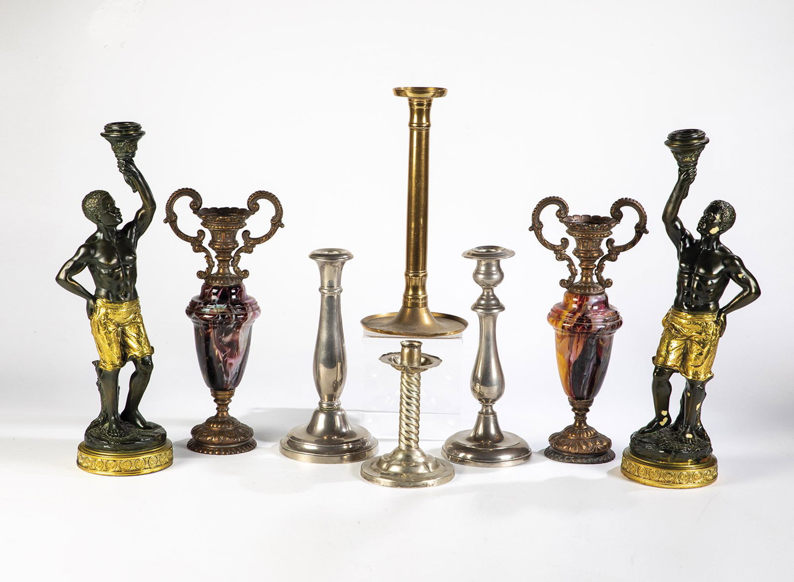 Acht Kerzenleuchter und ein Altarleuchter: Acht Kerzenleuchter und ein Altarleuchter 20. Jh. Versilbert (drei, davon zwei Neusilber/Alpacca), Messing (einer), u.a. H. 15 - 66 cm