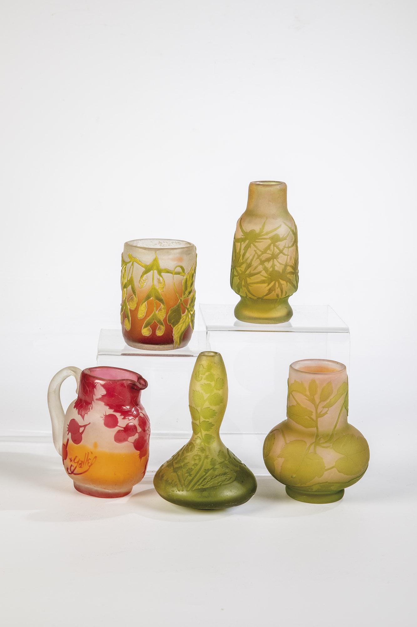Konvolut: vier VÃ¤schen und ein HenkelvÃ¤schen: Konvolut: vier VÃ¤schen und ein HenkelvÃ¤schen Emile GallÃ©, Nancy, um 1904 - 1914 Farbloses Glas, farbig unter- und Ã¼berfangen. Reliefiert geÃ¤tzter Dekor: Silberdistel, Eschenahorn, Elsbe