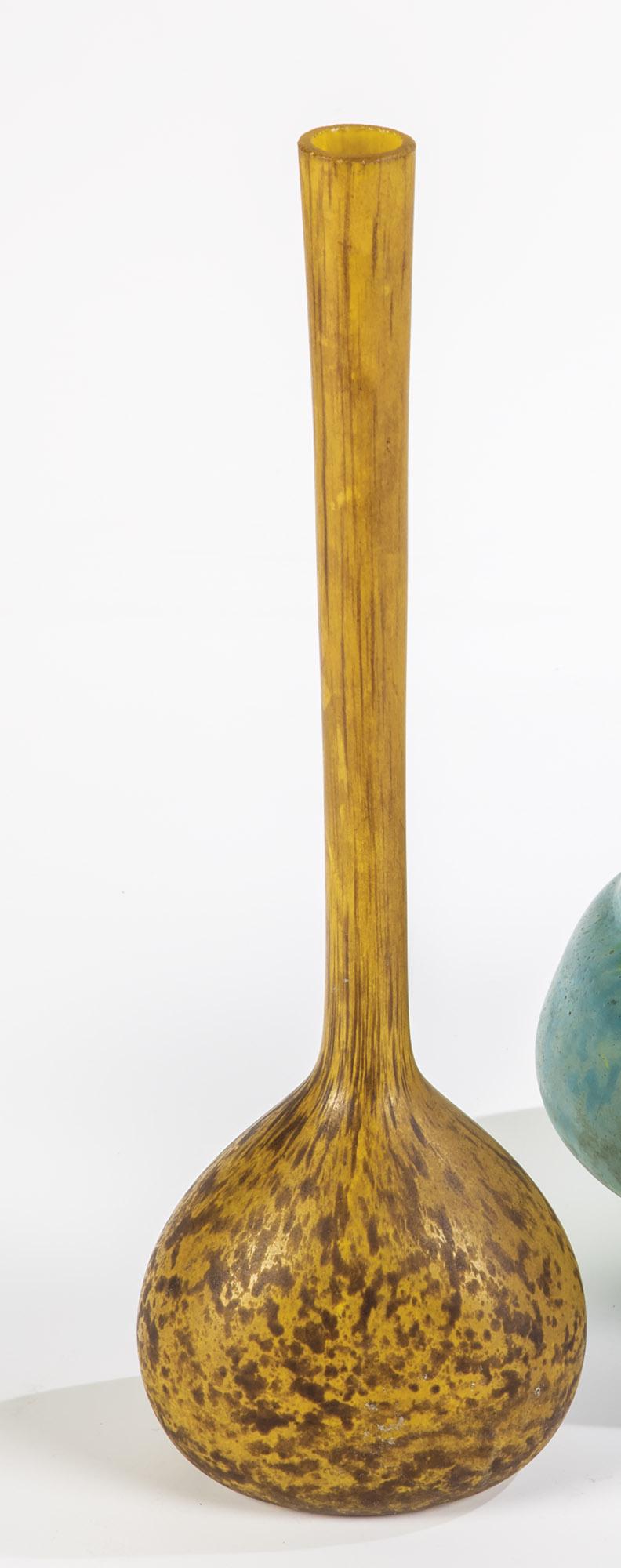 Langhalsvase: Langhalsvase Daum FrÃ¨res, Nancy, um 1910/15 Farbloses Glas mit Farbaufschmelzung in GelbgrÃ¼n und Braunviolett, sÃ¤uremattiert. In Gravur bez.: DAUM NANCY mit Lothringer Kreuz. H. 26,5 cm