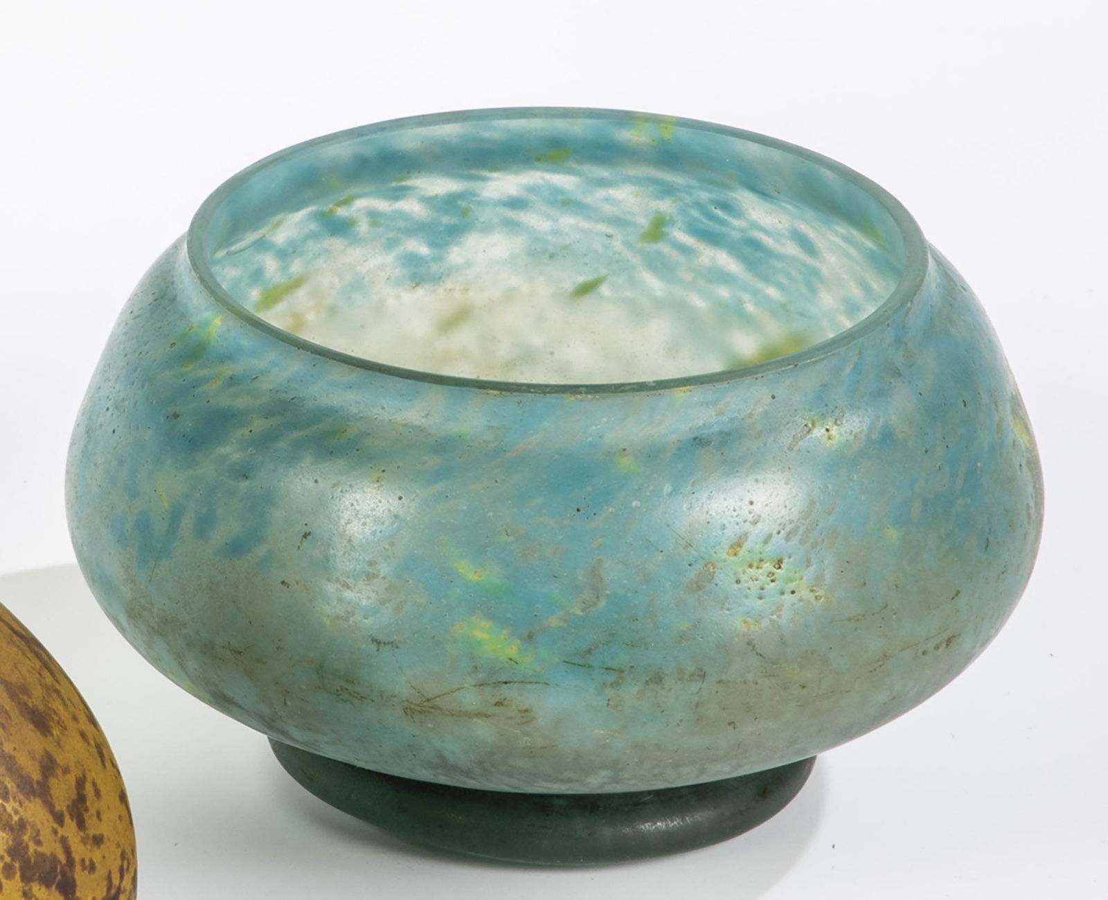 Schale: Schale Daum FrÃ¨res, Nancy, um 1910/15 Farbloses Glas mit mehrfarbiger Pulveraufschmelzung, sÃ¤uremattiert. In Gravur bez.: DAUM NANCY mit Lothringer Kreuz. H. 8 cm; D. 14 cm