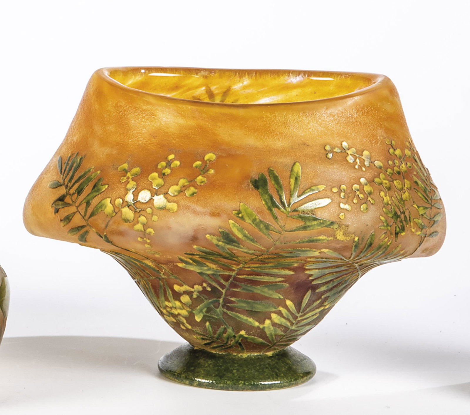Kleine Vase: Kleine Vase Daum FrÃ¨res, Nancy, um 1910 Farbloses Glas mit ein- und aufgeschmolzenem Pulver in Gelb, Orange und Violett. Umlaufend reliefiert geÃ¤tzter Dekor: Beerenrispen und Blattwerk. In flach
