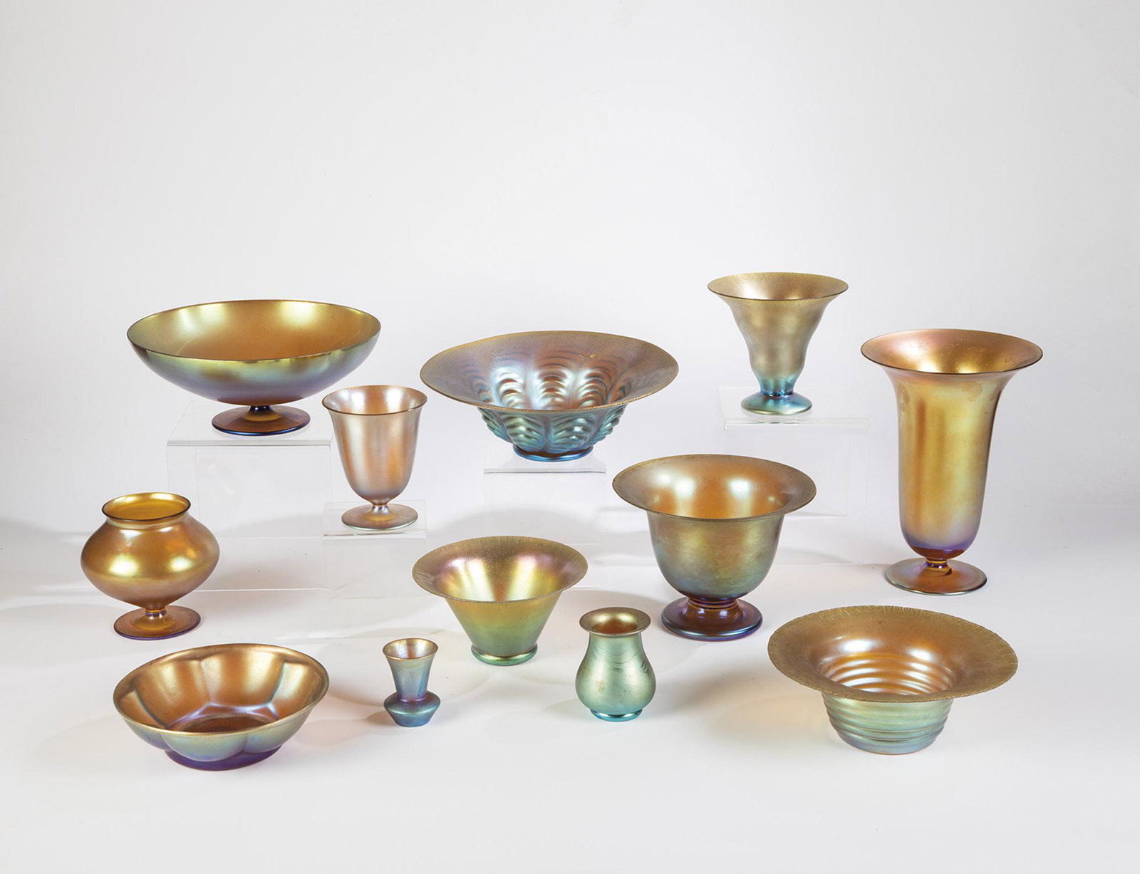 Konvolut: sechs Schalen und sechs Vasen: Konvolut: sechs Schalen und sechs Vasen "Myra-Kristall" Karl Wiedmann (Dekortechnik), WMF, Geislingen, ca. 1930 - 1940 Farbloses Glas. FlÃ¤chig mit Silbergelbbeize bemalt. Irisiert. Eine FuÃŸschal