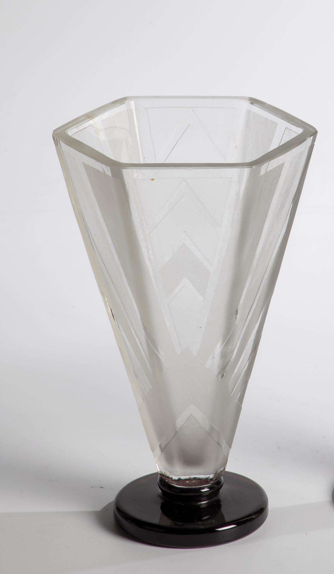 Sechskantige Vase: Sechskantige Vase Verreries Schneider, Epinay/Seine, um 1930 Farbloses Glas. In umlaufender Motivwiederholung geÃ¤tzter geometrischer Dekor, teils sÃ¤uremattiert. Der angesetzte FuÃŸ in Farblos