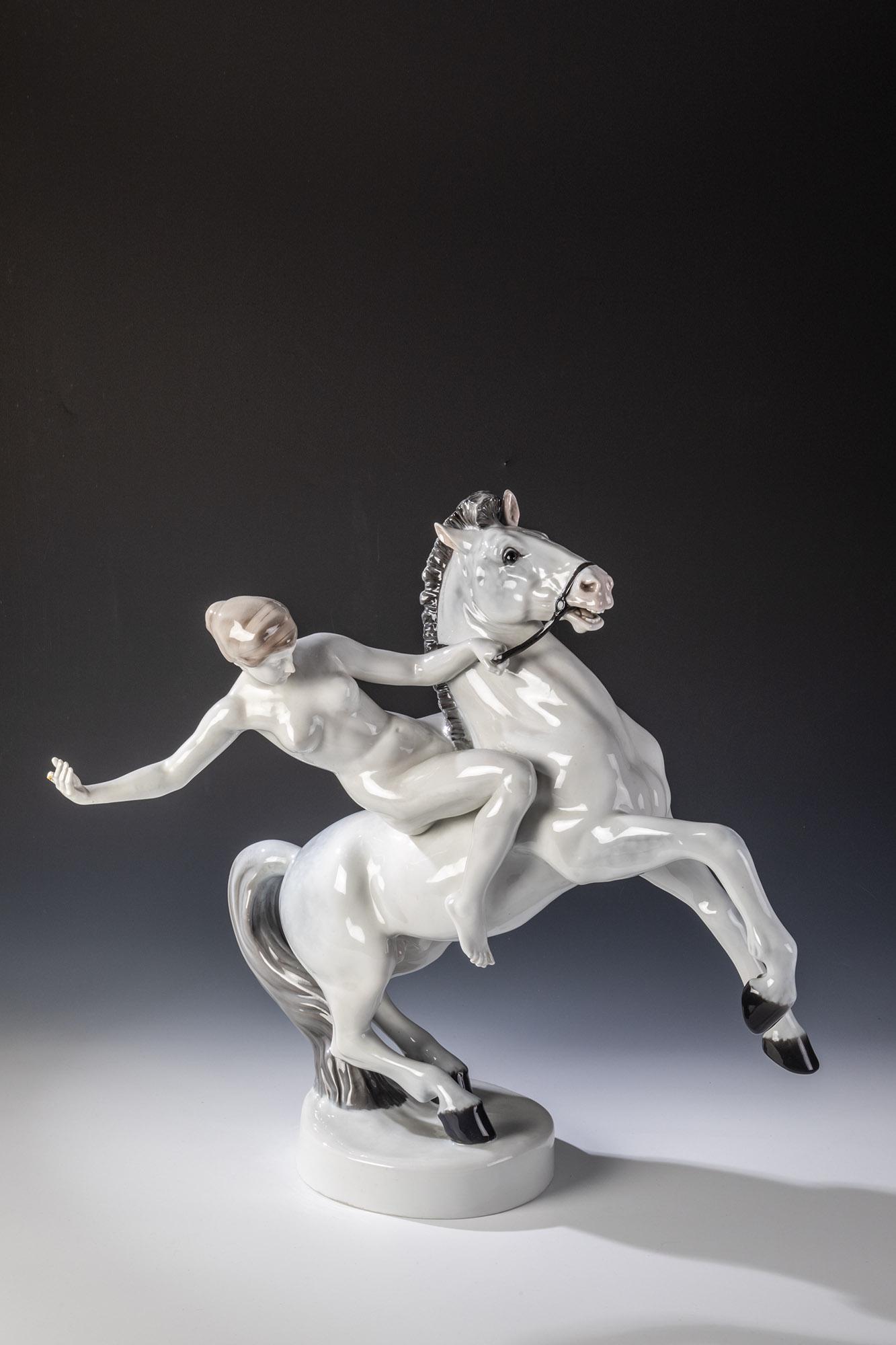 Amazone: Amazone Anton Grath (Entwurf), Rosenthal, 1918 Auf steigendem Pferd. Rundsockel. Staffiert in sparsamer Unterglasurbemalung. Rechte Hand rest., Zeigefinger best.. Auf dem Sockel bez.: ANT. GRATH (geri