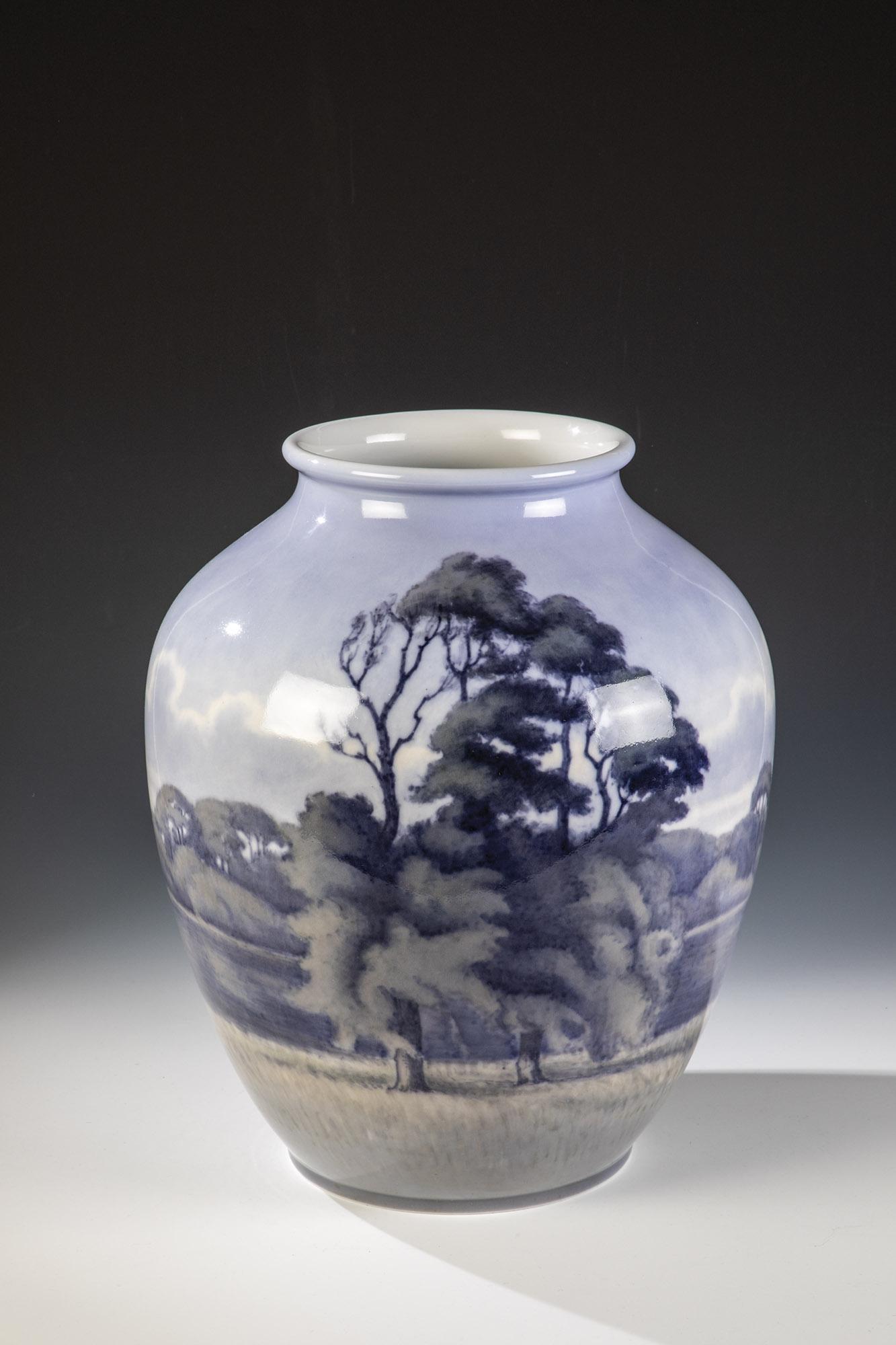 GroÃŸe Unikat - Vase mit FluÃŸlandschaft: GroÃŸe Unikat - Vase mit FluÃŸlandschaft Arnold Krog (Formentwurf), Royal Copenhagen, 1924 - Malerei von Nils Munk Plum Umlaufend dekoriert in bunter Unterglasurmalerei: FluÃŸlandschaft mit BÃ�