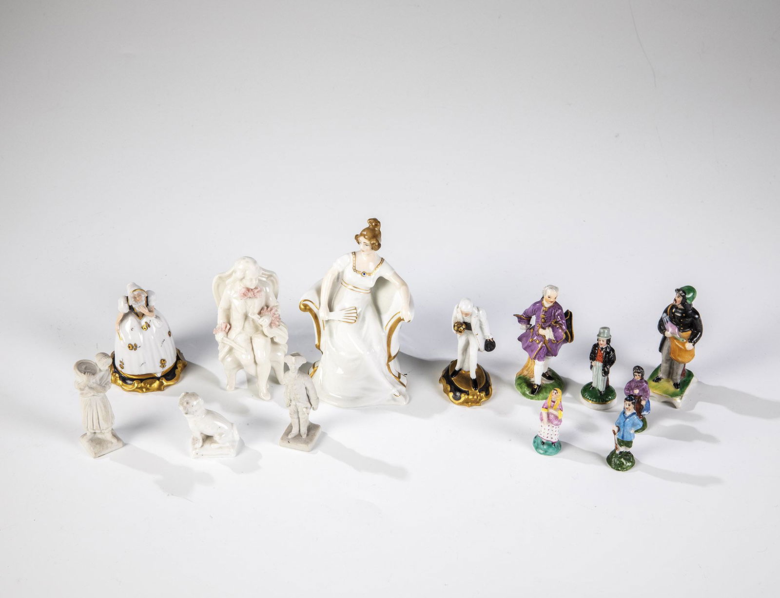 Konvolut: 13 Porzellanfiguren: Konvolut: 13 Porzellanfiguren u.a. Meissen, Rosenthal, Volkstedt und KPM Berlin, 18. - 20. Jh. Bunt bemalt mit Goldstaffage, teils Bisquit. Teils mit Manufakturmarken. Min. best.. H. 3,4 cm - 8,1 cm