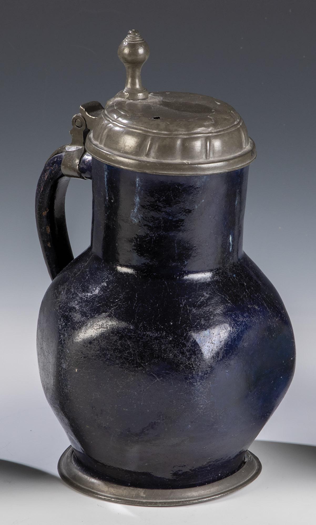Weithalskrug mit Zinndeckel: Weithalskrug mit Zinndeckel SÃ¼ddeutschland oder Ã–sterreich, um 1700 Ziegelroter Scherben. Innen weiÃŸ, auÃŸen kobaltblau glasiert. Der kugelige Bauch sechsfach abgeflacht. Rest. Standring u