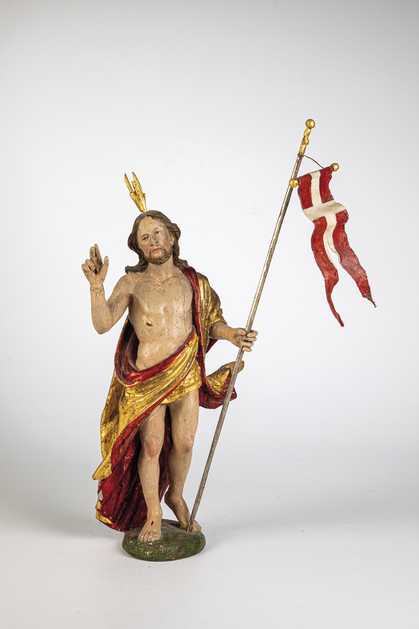 Holzskulptur: Auferstehungschristus: Holzskulptur: Auferstehungschristus 2. H. 18. Jh. Vollplastisch in stehender Haltung geschnitzte, gefasste und bemalte, segnende Christusfigur, in der Linken die Fahne der Christenheit haltend. Min. r
