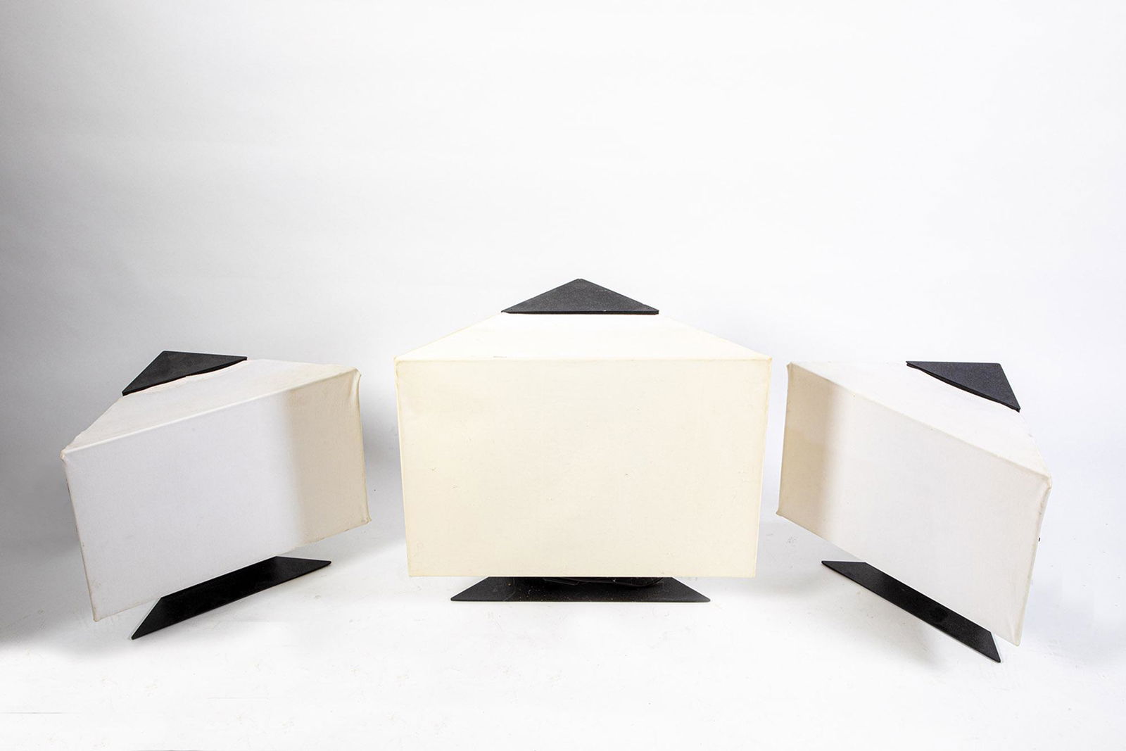 Drei Tischlampen Modell Accademia: Drei Tischlampen Modell Accademia Entwurf Cini Boeri fÃ¼r Artemide Dreieckige Grundform aus Metall und Leinwand. H. 51 cm und 40,5 cm.